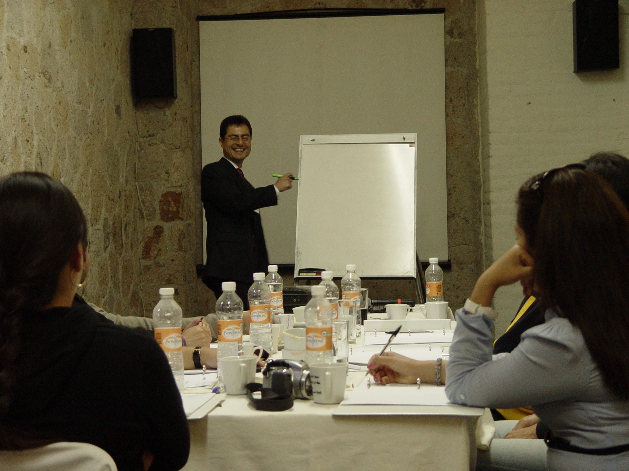 Enrique Muñoz impartiendo una capacitación